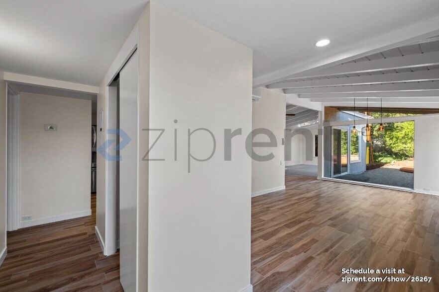 Building Photo - Unit