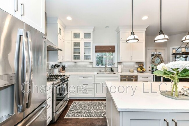 Building Photo - 6866 Melrose Dr