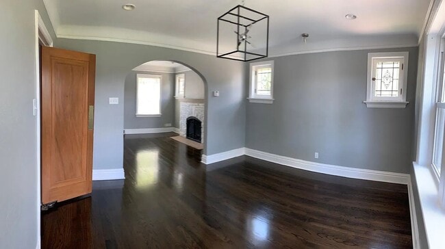 Building Photo - Gorgeous Curb Appeal! 3 Bed 2.5 Bath House in a walkable neighborhood!