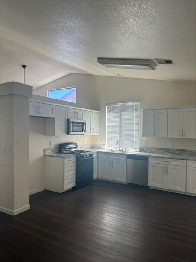 Building Photo - 4 Bedroom/2 Bath Home in the Northwest - $2395 Per Month!