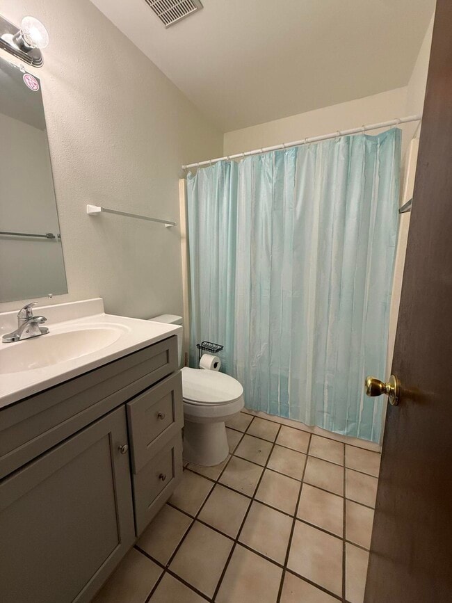 Building Photo - 513 Landview Dr