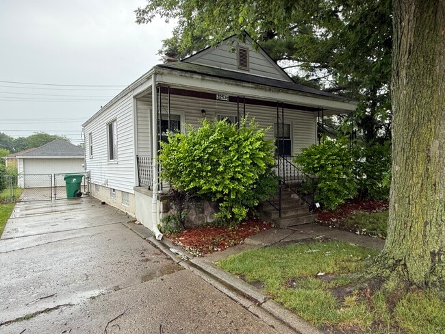 Primary Photo - 22538 Raven Ave
