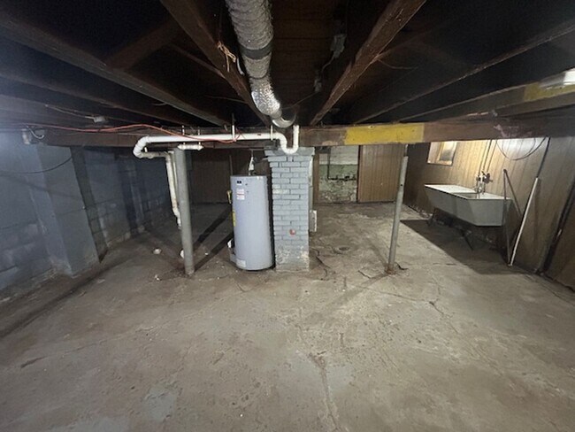 Building Photo - 3 Bed- 1 Bath Single Family Home