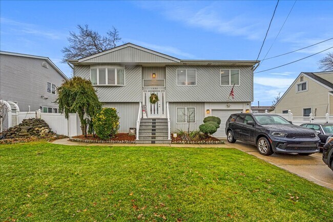 Building Photo - Immaculate 3 Bedroom & 2 Bathroom