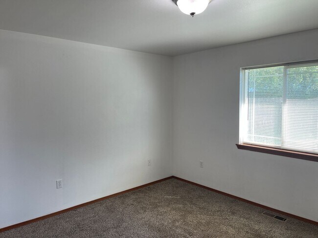 Building Photo - 1013 N Pierce Dr