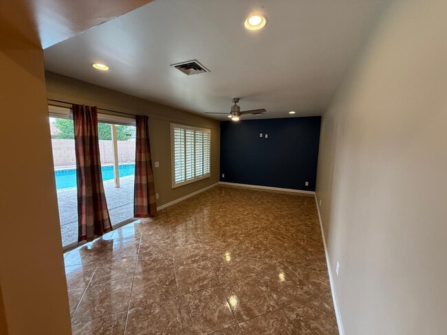 Building Photo - 4028 W Augusta Ave