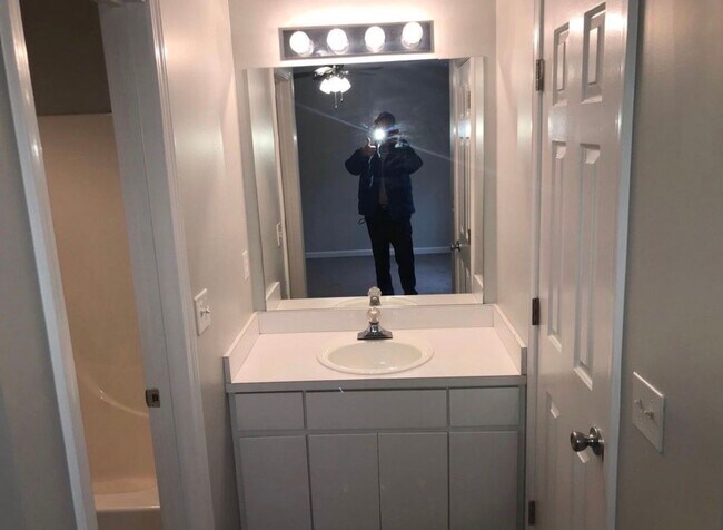 Building Photo - Nice and large 2 BR, 2.5 bath townhouse in Antioch, TN