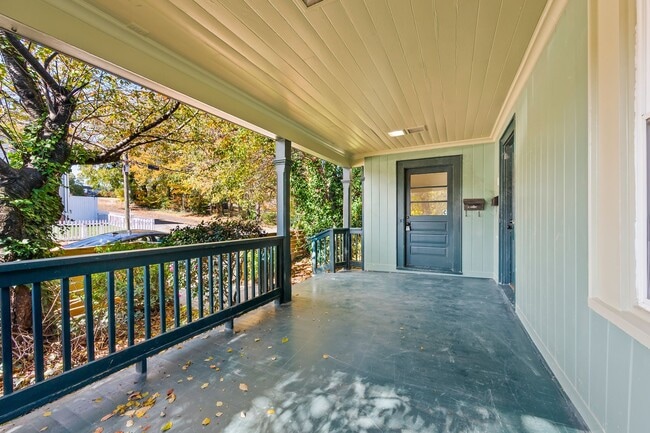 Building Photo - FULLY RENOVATED apartment homes in the heart of Winston-Salem!