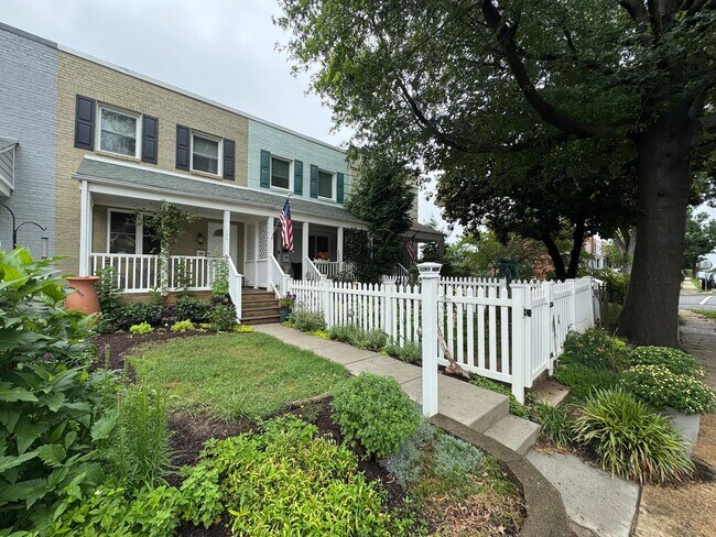 Building Photo - Charming 2 Bed 1 Bath Interior Townhome Wi...
