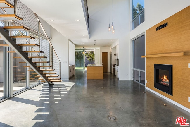 Building Photo - 547 Huntley Dr