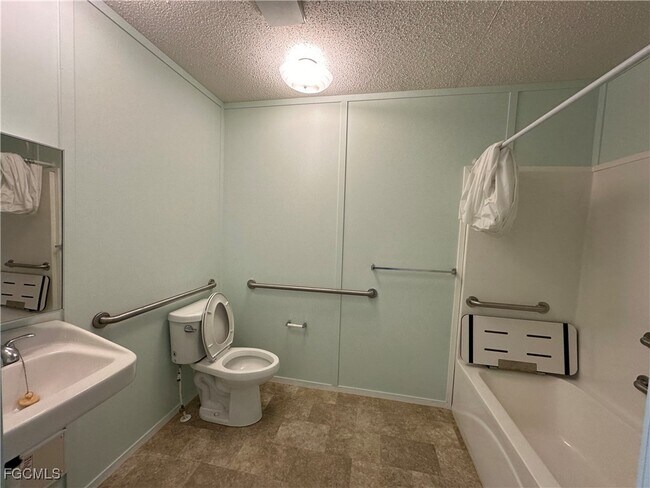 Building Photo - 8086 Heck Dr