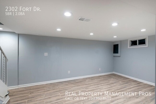 Building Photo - 2302 Fort Dr