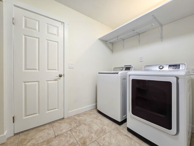 Building Photo - Modern Luxury: 4-Bed, 4.5-Bath Fully Remodeled Home