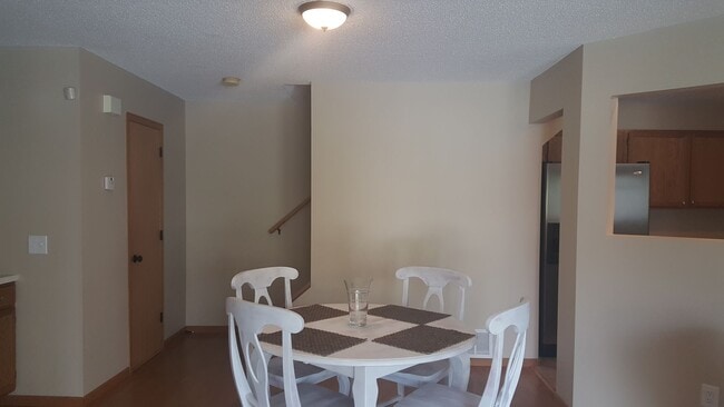 Building Photo - Charming 2 Bedroom Townhome for Rent in Chanhassen!! Available Aug 1