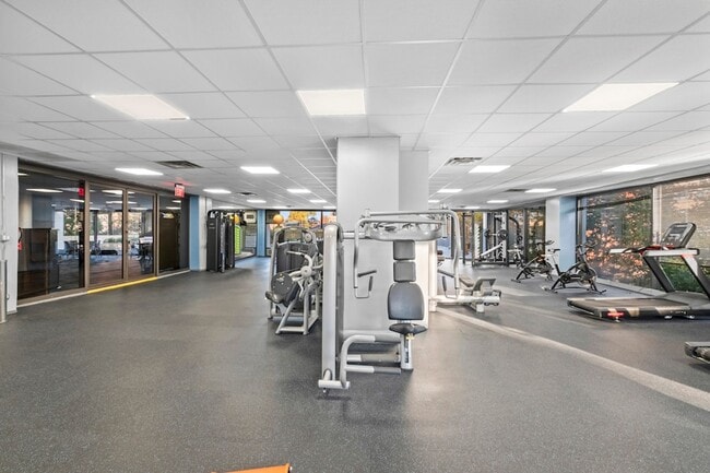 Building Photo - 4343 N Clarendon Ave