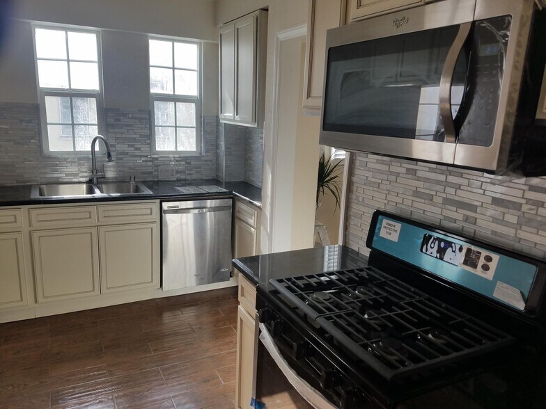 Kitchen - 4123 Garthwaite Ave