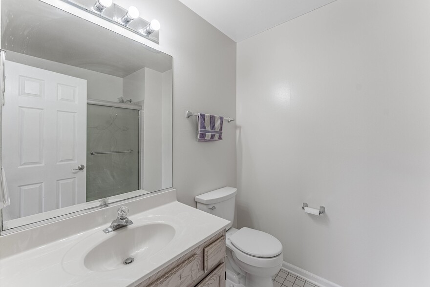 Building Photo - 305 Creekside Dr