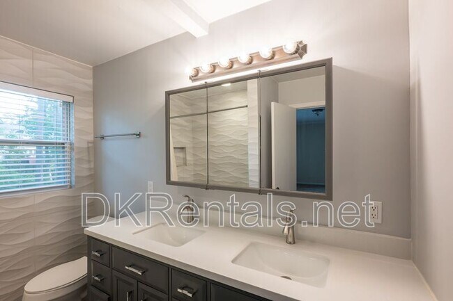 Building Photo - 225 Pebble Trail
