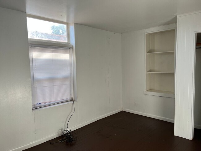 Building Photo - Private Guy Room in 5 bedroom 2 bath triplex