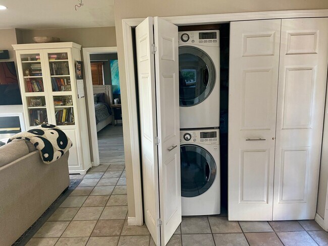 Washer & dryer - 2408 Hidalgo Ave