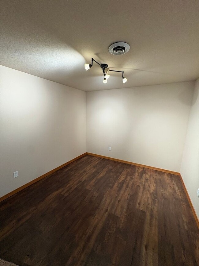 Building Photo - 4 Bedroom Townhome