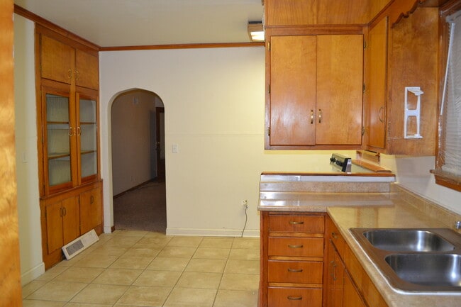 Building Photo - Court St Duplex