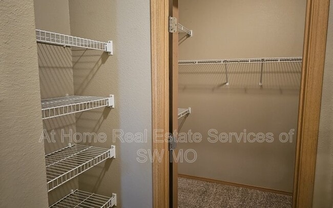 Building Photo - 622 S Landen Ave
