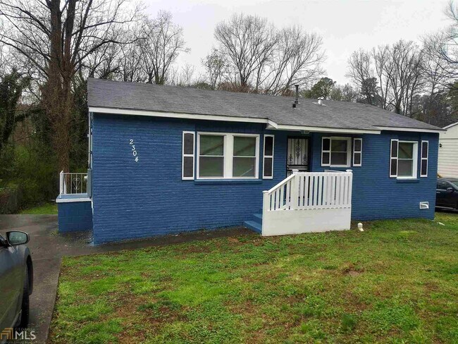 Building Photo - 2304 Swallow Cir SE