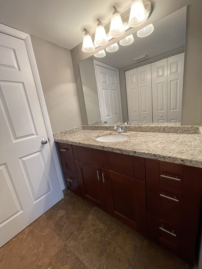 Building Photo - 2831 N Oakland Forest Dr