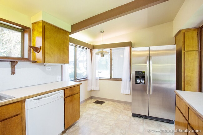Building Photo - Charming Mid-Century Modern Ranch | 3 Bed | 2 Bath | One-Level Living | Prime Cedar Mill Location...