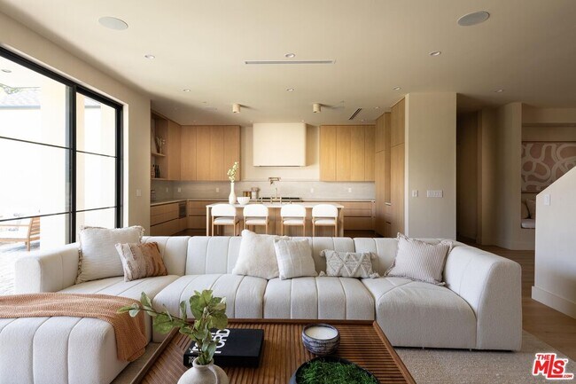 Building Photo - 11748 La Maida St