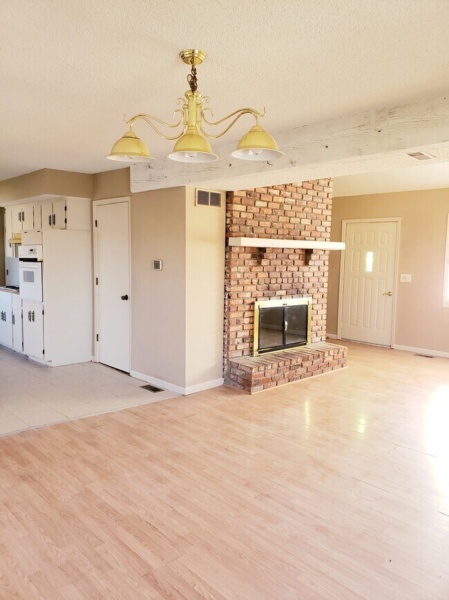 Building Photo - 8 NE 62nd Pl