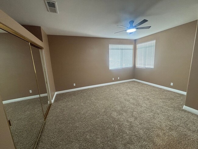 Building Photo - Beautiful 2-Bedroom Upper Corner Unit Townhome in Stevenson Ranch!