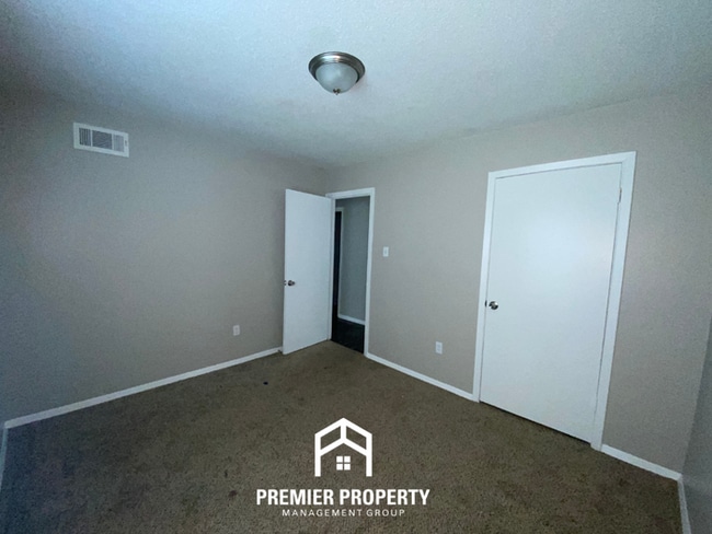 Building Photo - 6313 Leamont Dr