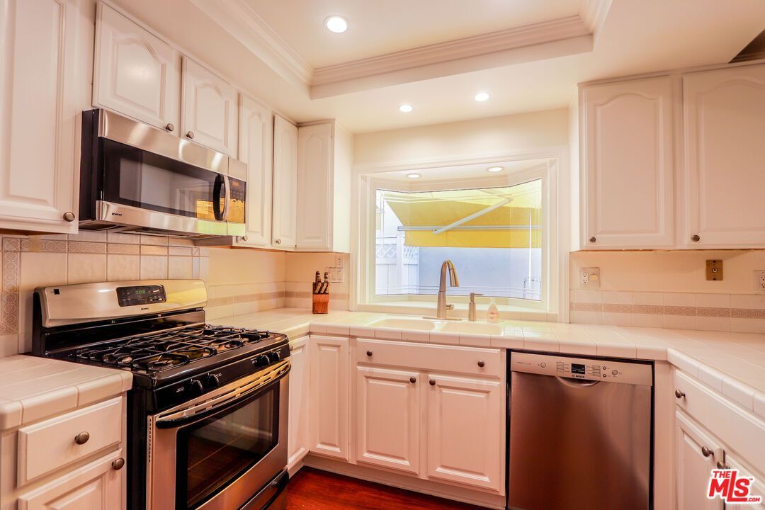 Building Photo - 104 Windjammer