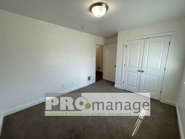 Building Photo - 3 Bed, 2 Bath Town Home w/ 2 Car Garage - Idaho Falls