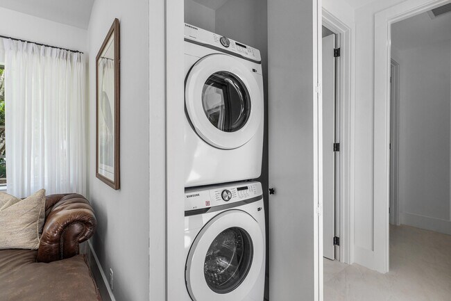 Building Photo - 2330 Lake Ave