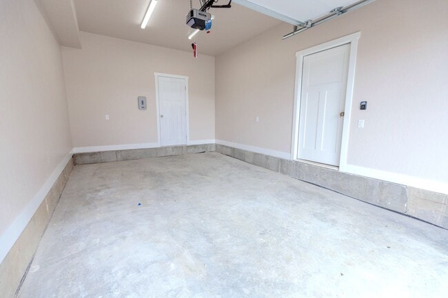 Building Photo - Brand new Townhomes