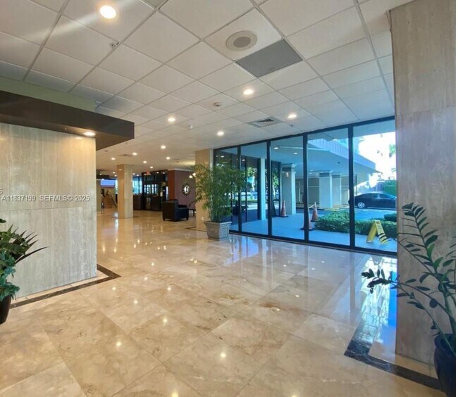 Building Photo - 400 Kings Point Dr