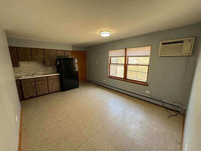 Building Photo - 3014 W 59th St