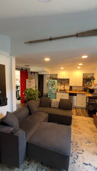 Building Photo - 1034 Queen St N