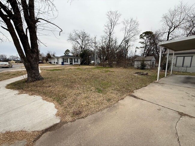 Building Photo - 3 Bed 2 Bath With His & Her Closets upstairs.  Yard Care Included.