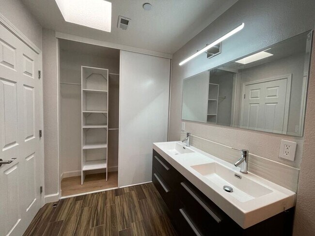 Building Photo - 964 Belmont Terrace