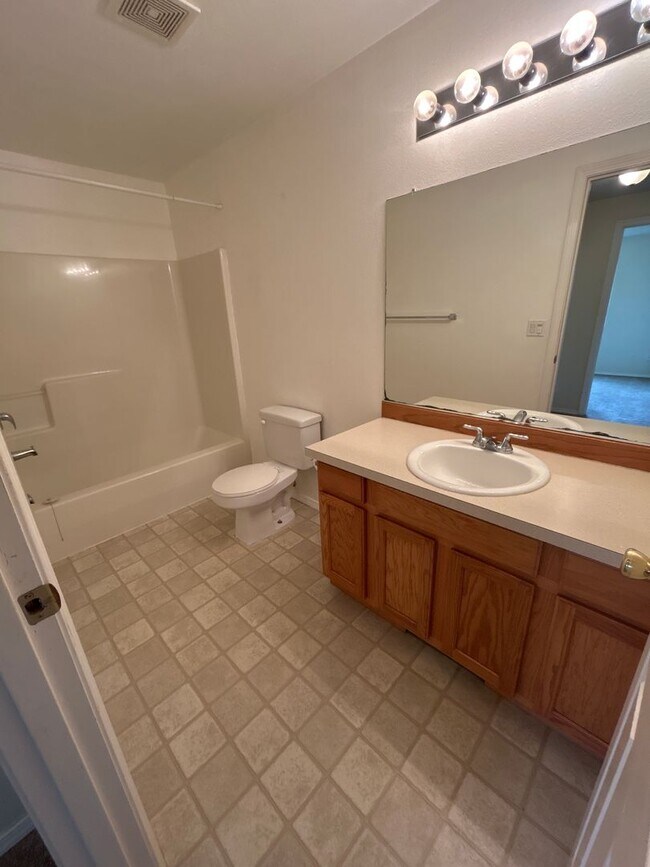 Building Photo - Beautiful 3 Bedroom 2 Bath Single Level Ho...