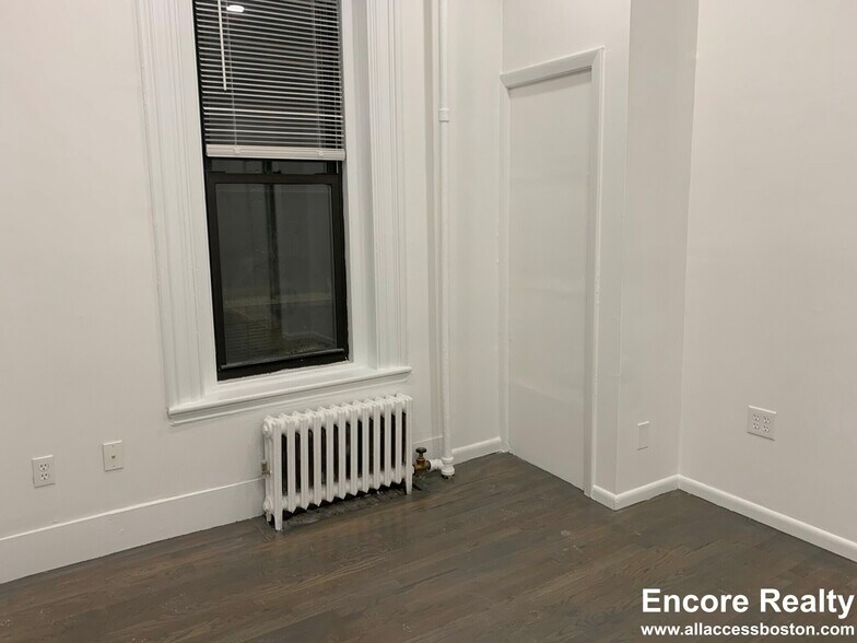 Building Photo - 270 Newbury St