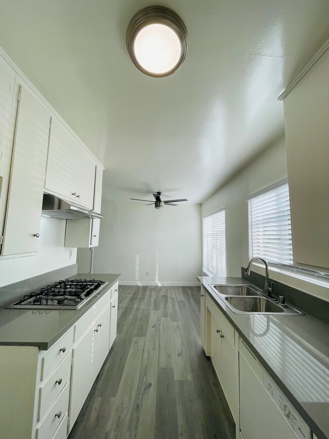 Building Photo - 5635 Laurel Canyon Blvd
