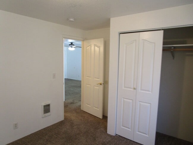 Building Photo - End Unit in Triplex Near Golf Course on Cu...