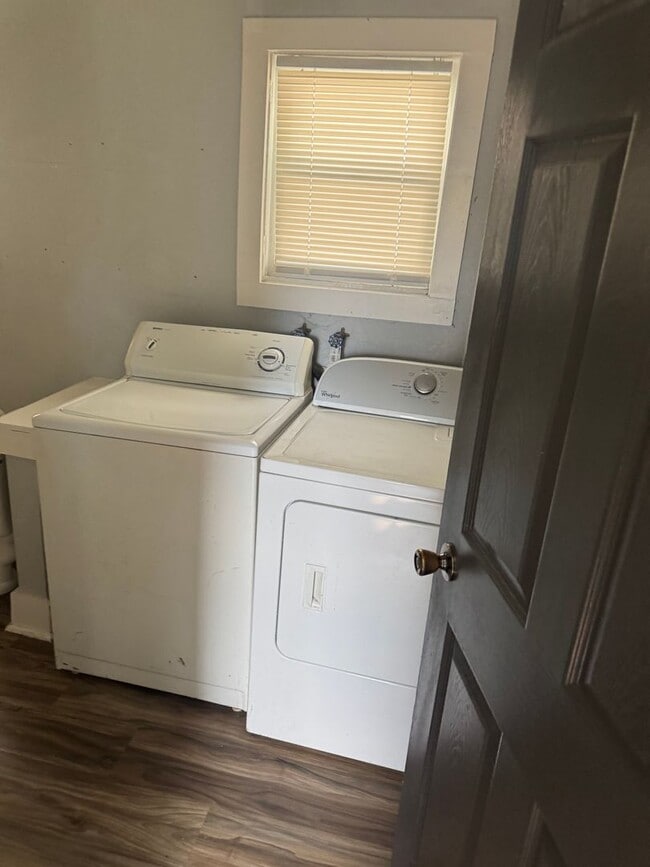 Building Photo - Nice affordable single family home with ga...