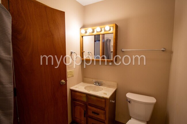 Building Photo - Spacious Omaha Home