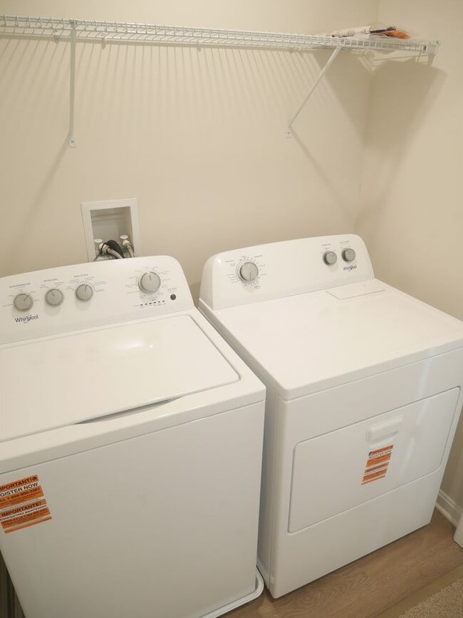 Building Photo - Modern End-Unit Townhouse in Sassafras Mea...
